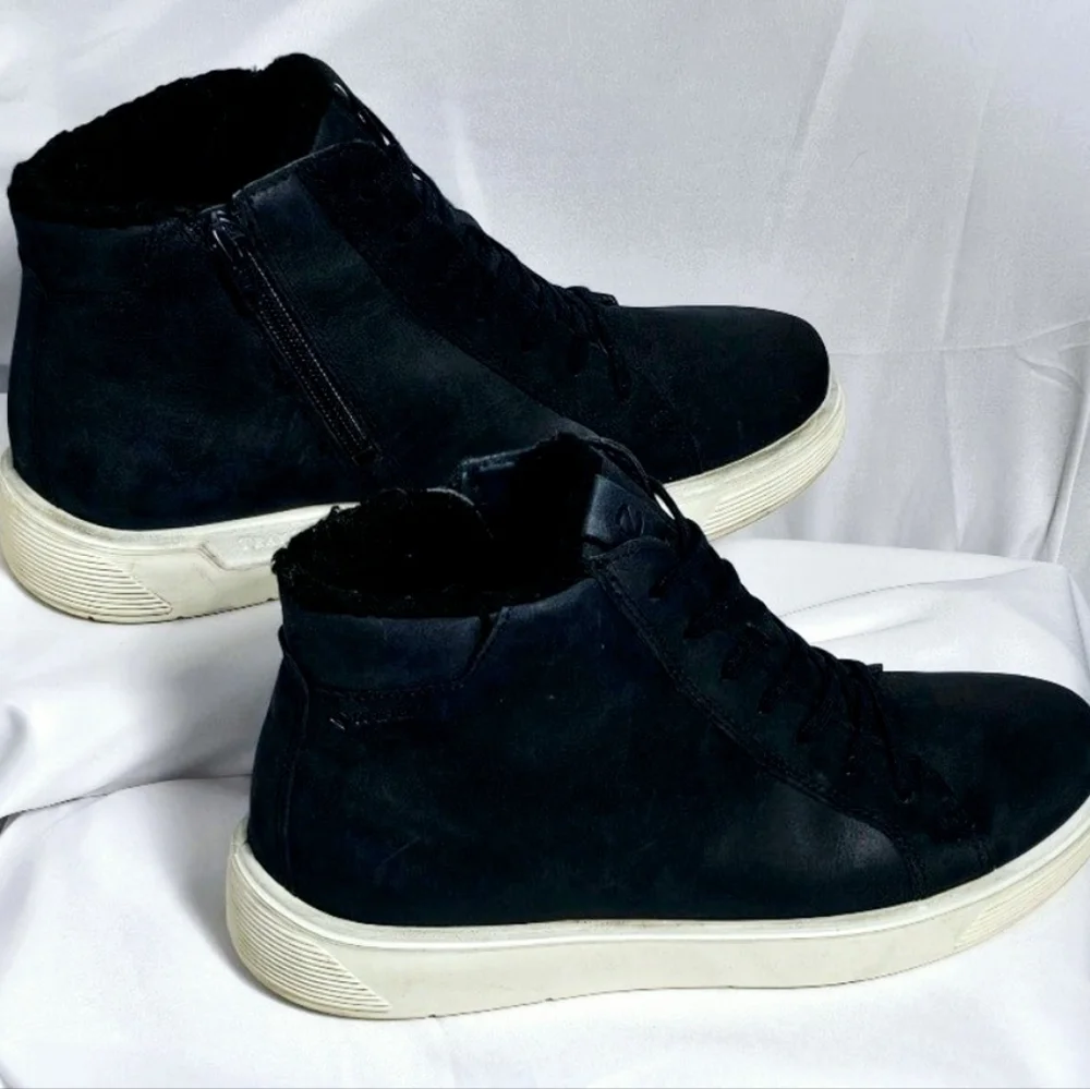 Size 38 Navy Ecco Tray Tech Sneaker